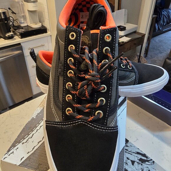 VANS Old Skool Skate Old Skool Spitfire Black/Flame Authentic 100% MENS 10 NEW - Picture 3 of 16